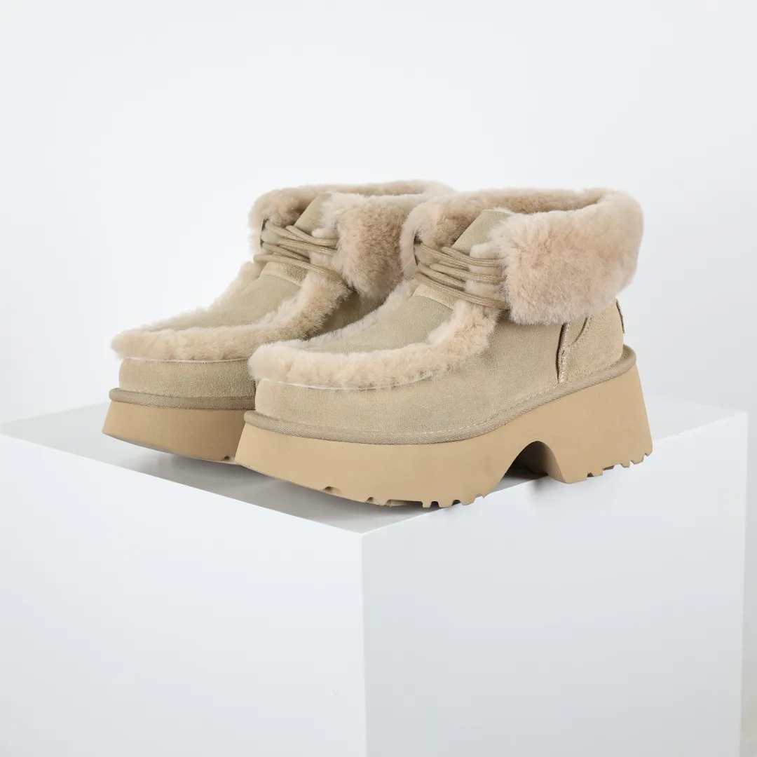 Pick up locally 💰700 Core recommended good price Independently developed original outsole, cashmere insole, keeping warm in winter, suitable for home use. In recent years, uug has launched a style series, which is partially skewed towards the preferences of young consumers, and has also been at the forefront of fashion trends. Shoe body material, water-repellent coated suede upper, 17mm UGGPURE™ implanted wool insole, lightweight non-slip and comfortable rubber outsole, with brand LOGO, complete packaging, size: 35 36 37 38 39 40